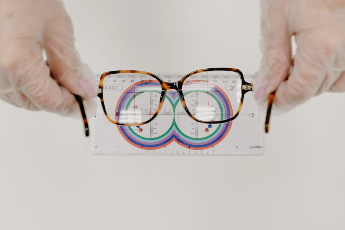 Editorialaufnahme zu Brille, Gesicht und Bewegung