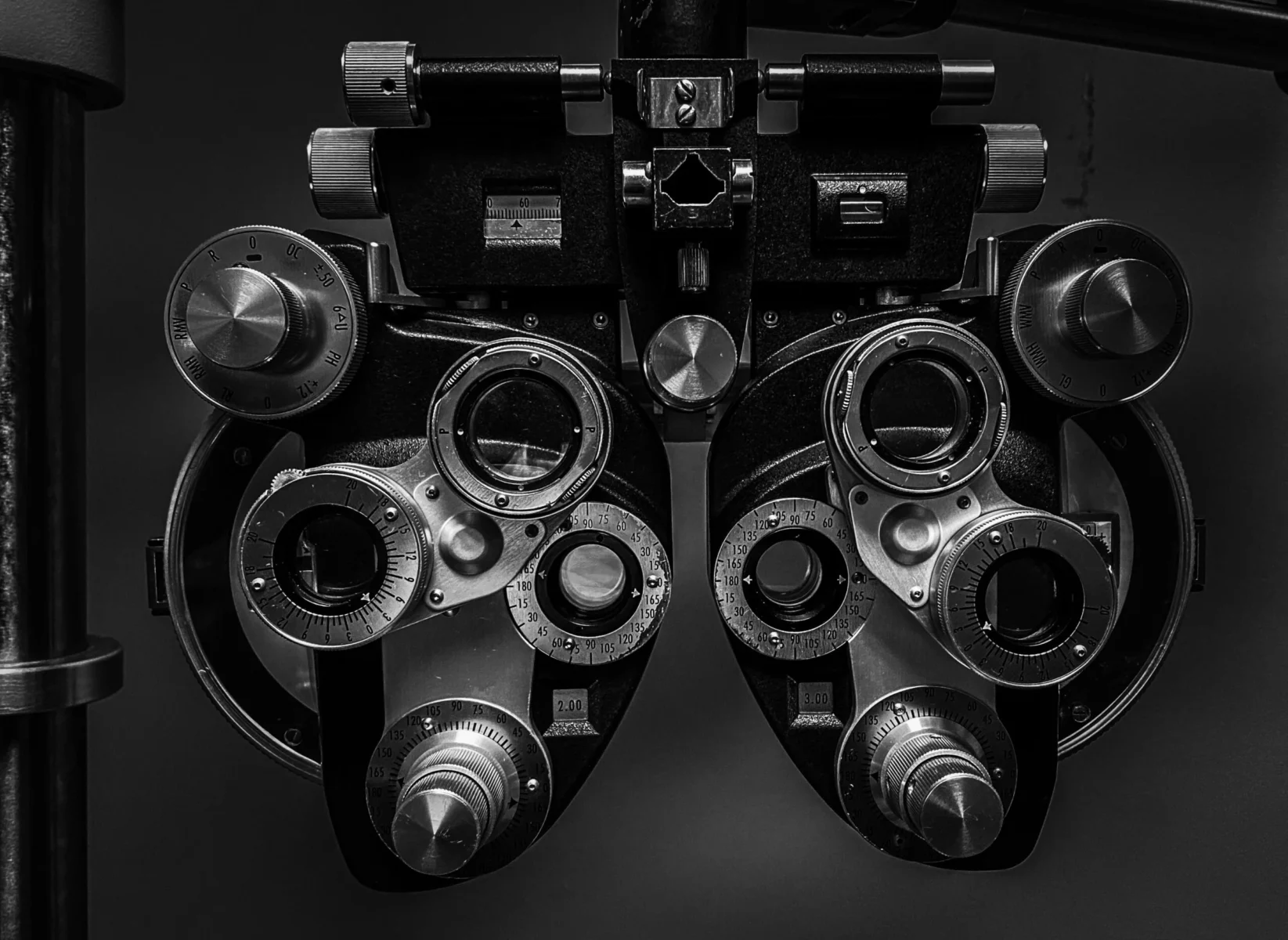 Phoropter frontal und symmetrisch in Schwarzweiß